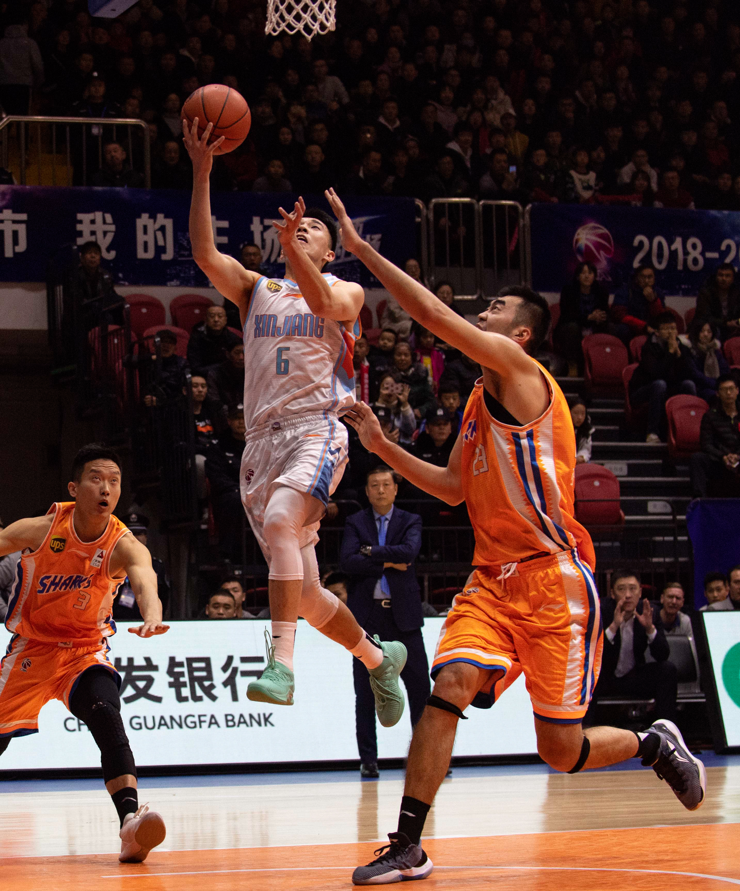 里仍与她无 里仍与她无